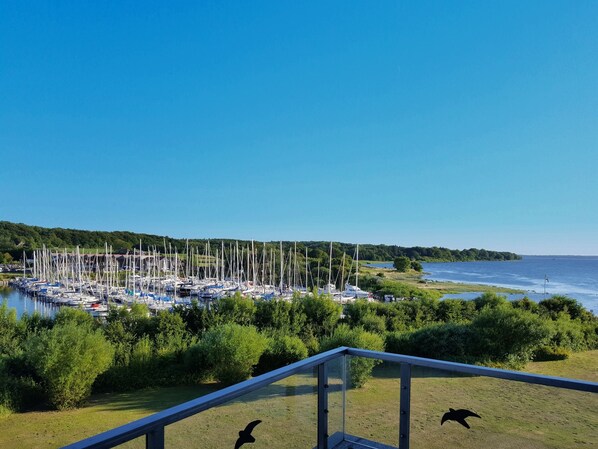 Blick vom Balkon: Ostsee und "Club Nautic"