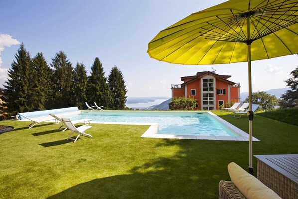 Ca. 11 m x  6 m großer solarbeheizter Pool mit Liegewiese und Panoramasicht auf den See
