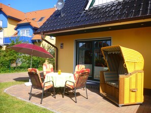 Terrasse mit Gartenmöbeln & Strandkorb