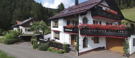 Haupthaus :
mit FeWo WEISSENBACH- parterre 
FeWo OBERRAIN - Dachgeschoß