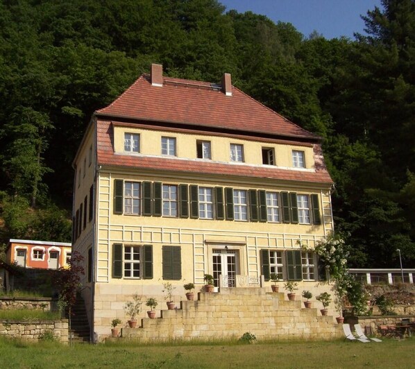 Das Herrenhaus von der Elbwiese gesehen