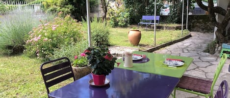 TERRASSE DU GITE OMBRAGEE PAR UNE GLYCINE CENTENAIRE