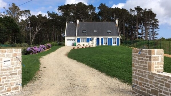 Maison coté impasse et son jardin