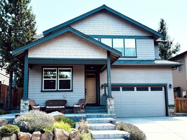 Walking distance to Old Mill District & Hayden Homes Amphitheater 