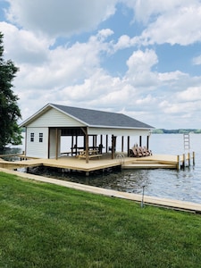 Luxury 4BR home on Main Lake, fabulous point lot 