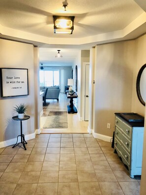 Large open entryway. You can see the ocean down the hall from the front doo