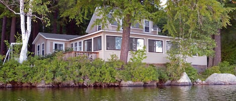 4 Bedroom, fully-equipped cottage on peaceful, scenic Loon Pond, Hillsborough NH