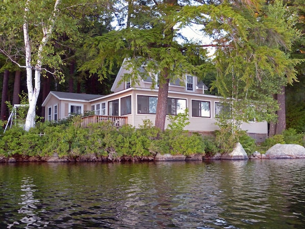 4 Bedroom, fully-equipped cottage on peaceful, scenic Loon Pond, Hillsborough NH