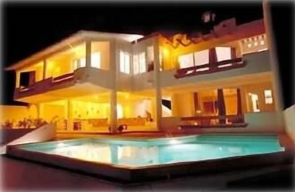 Villa Azomalli at night.