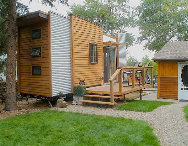 DragonFly TINY HOUSE - Regina Beach, Saskatchewan. Come and enjoy the serenity!