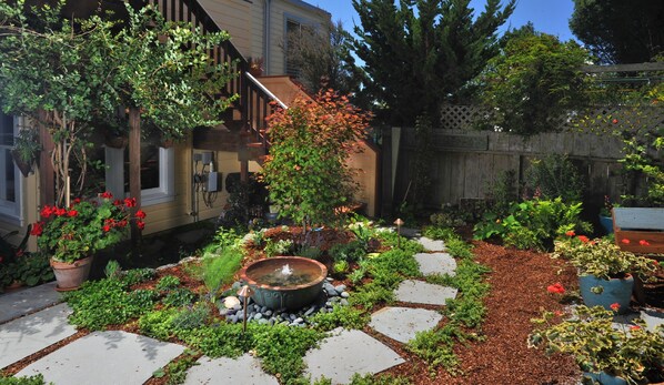 Relaxing garden in the heart of a bustling city