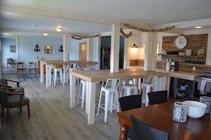 Cottage 2: Kitchen/dining area
