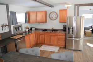 Cottage 1: Kitchen/dining area