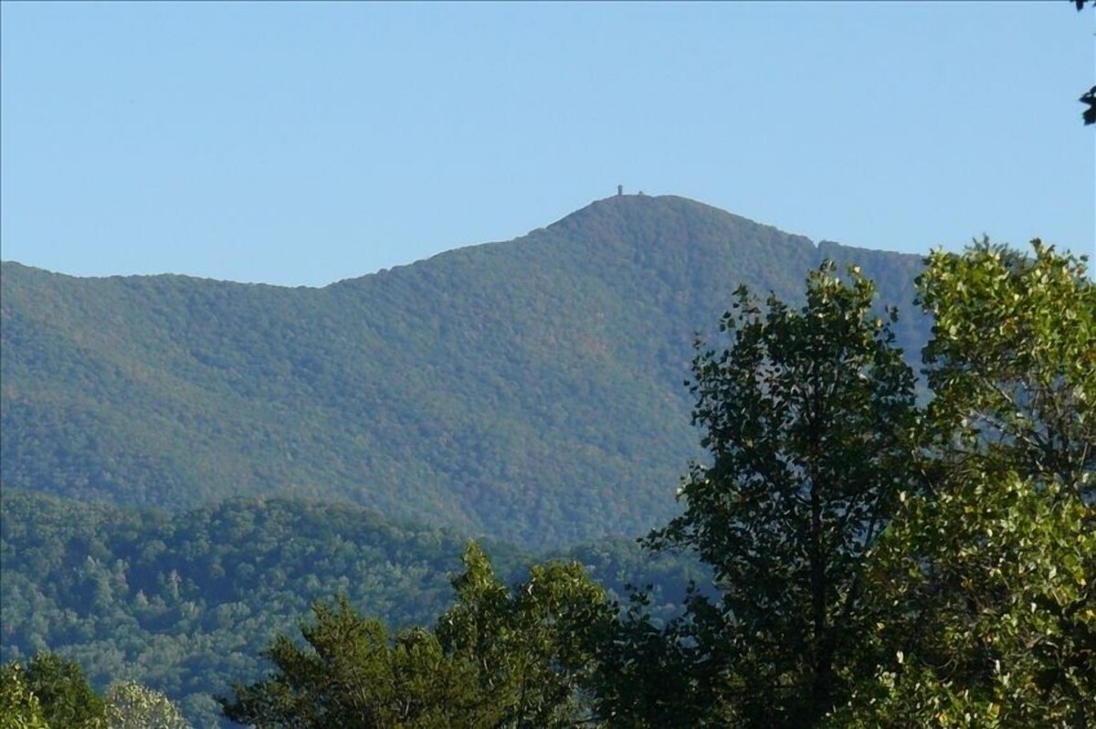 Newer Cabin with Mountain Views, Near Lakes, Golf