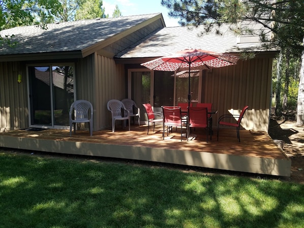 back deck of Quelah 70 with outdoor dining set