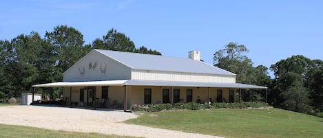 Drive-up view of Lucy's Lodge.