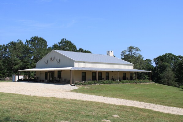 Drive-up view of Lucy's Lodge.