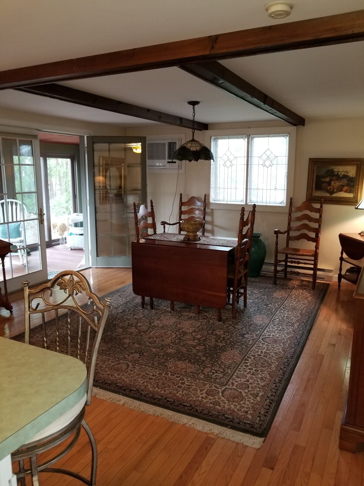 Centrally Located, Dog Friendly, Vintage Lake House With Contemporary Amenities.