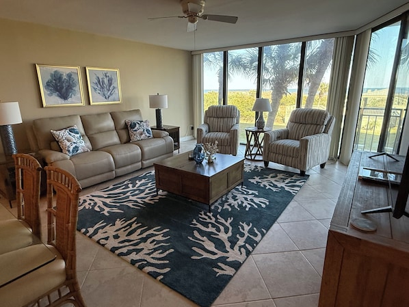 Livingroom with oceanfront view