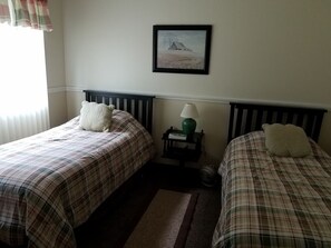 private bedroom with 2 twin beds