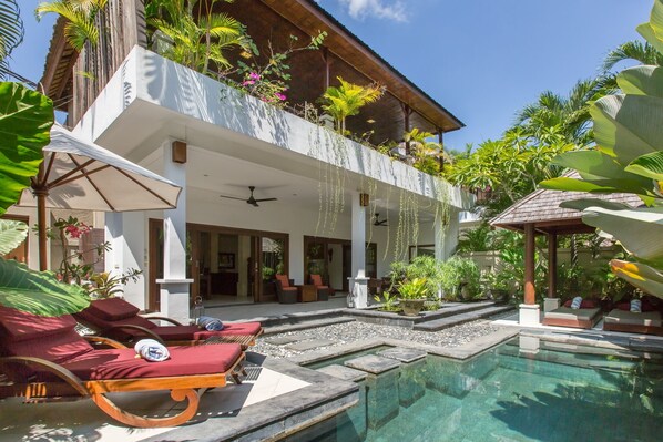 2Bed Villa 350meters to KuDeTa,Seminyak;