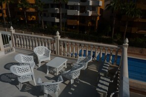 roof terrace with lounge seats 