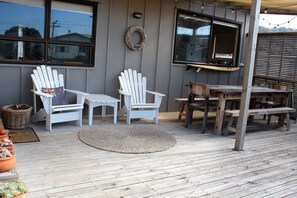 Front deck /dining area