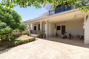Front side and entrance
