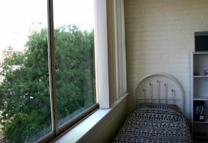 2 min walk to UWA close to CBD (6)