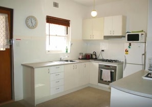 2 min walk to UWA close to CBD (6)