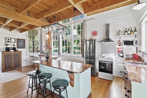 Kitchen with breakfast bar