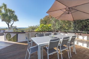 Outdoor dining & Garden area