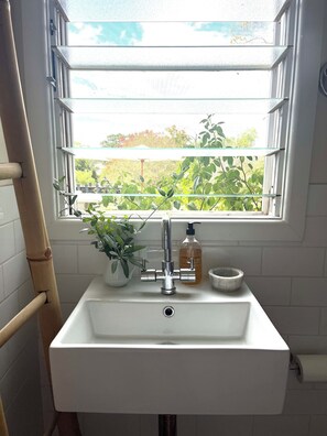 Bathroom with view to the Garden