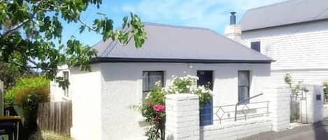 "Omaroo" House is an 1850's renovated cottage. It combines the best of modern convenience with historic charm and will make your stay in Hobart a memorable one.