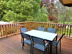 Outdoor entertaining: Elevate your gatherings in a stylish open-air space.