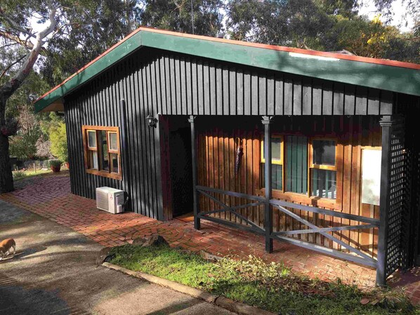 Bush Cottage (pet friendly)