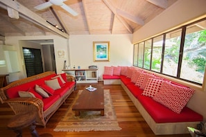 Breeya - relax in this spacious lounge area
