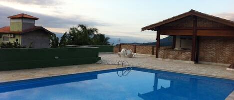 Piscina com vista para o canal de São Sebastião