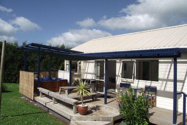 Glenbervie Cottage  large  sunny deck