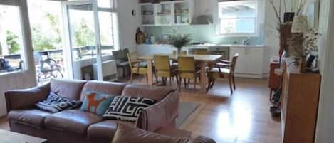 Open plan loungeroom/dining/kitchen