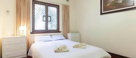 2 min walk to UWA close to CBD (2)