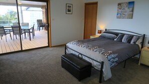 Master Bedroom - Queen Bed