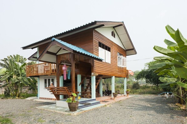 Teakwoodhouse entrance