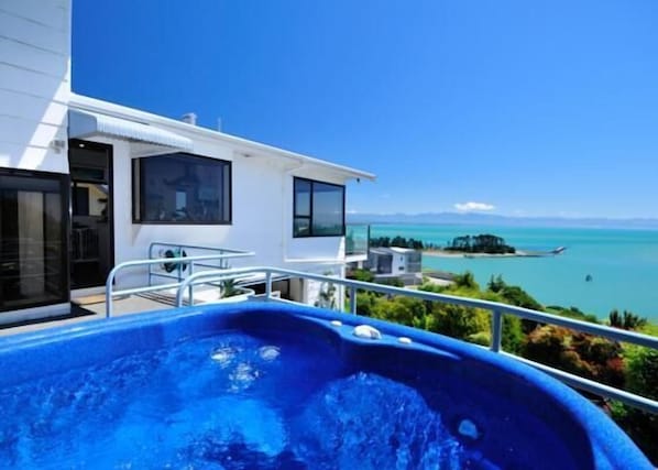 Ocean Dreaming, Nelson Holiday Home - Spa pool