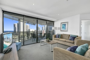 Living room opening up to the balcony ☀️
