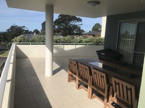 Balcony & 0utdoor dining and entertainment area.