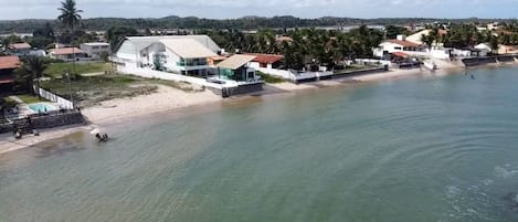 Mansão dentro d’água, os arrecifes  formam uma piscina natural de águas quentes