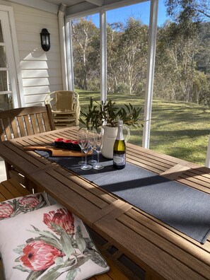Alfresco Screen room, relax with a glass of bubbles, enjoy a BBQ loved all year 