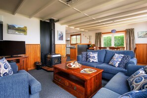 Rod & Wheel House is located in a quiet street near to shops and the Oreti River