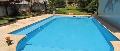 Piscina com bancada molhada